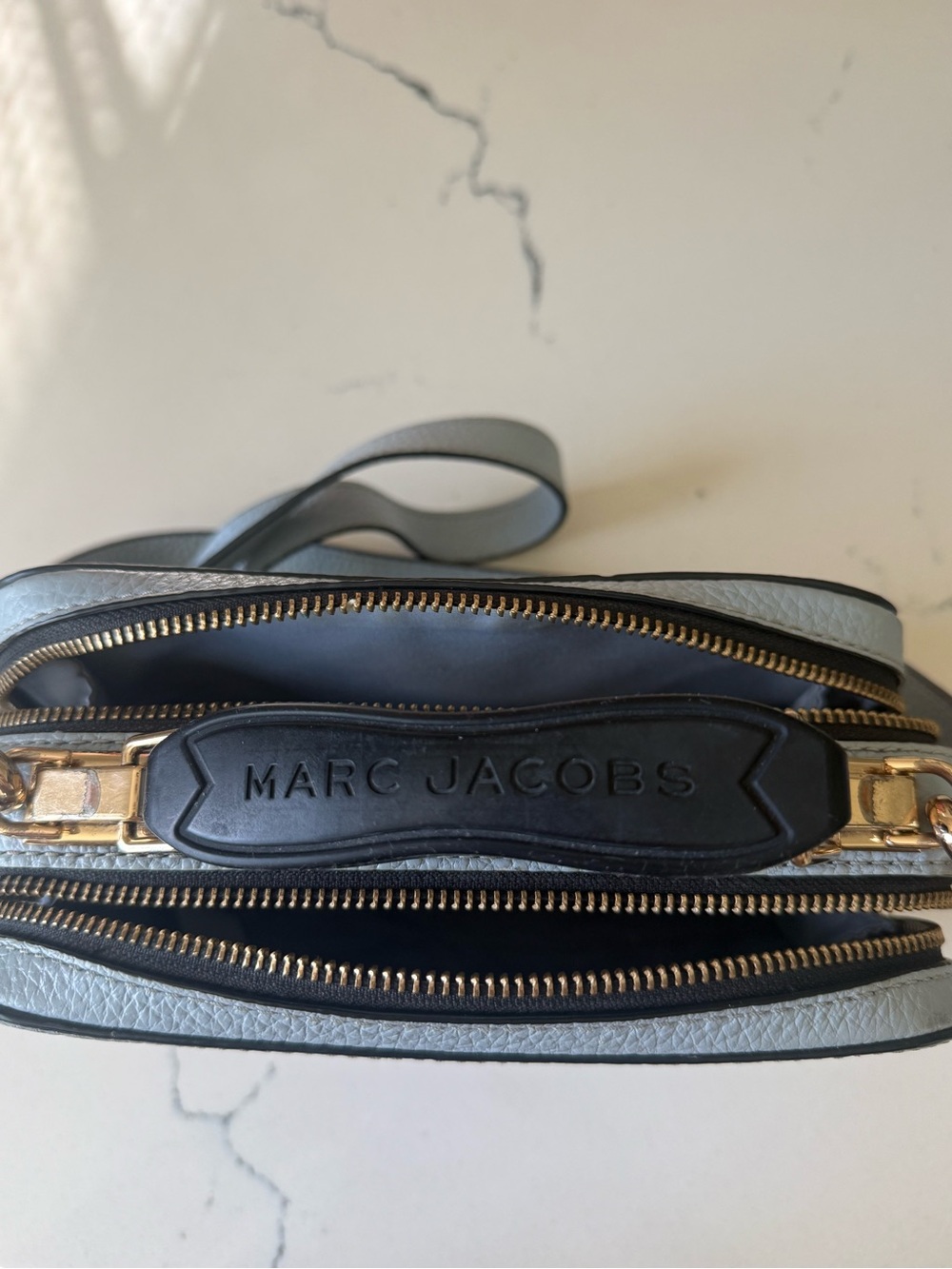 Marc Jacobs Grey Leather Crossbody Bag with Black Logo - Picture 6 of 7